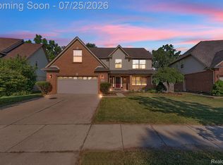 26923 Pepperwood Dr, Woodhaven, MI 48183