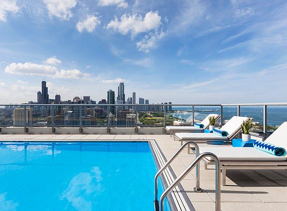 4th image of 1629 S Prairie Ave #2403