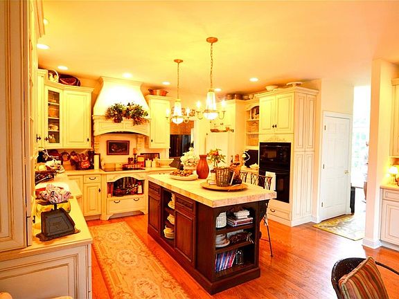 2nd image of 28 Kings Creek Cir