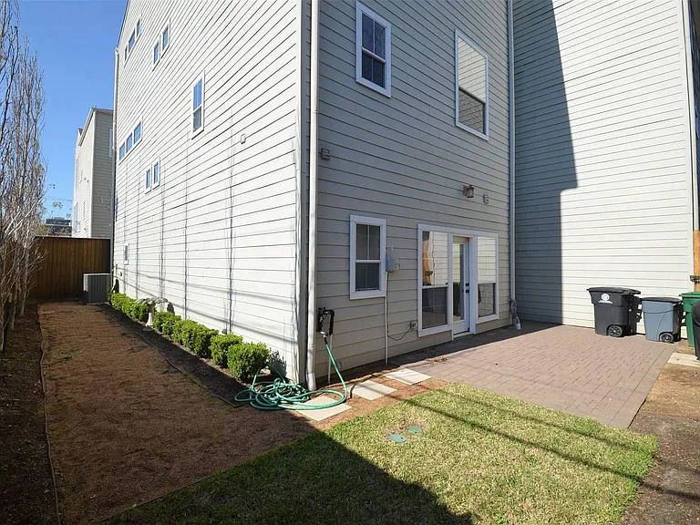 1818 Binz St #E — Photo 37
