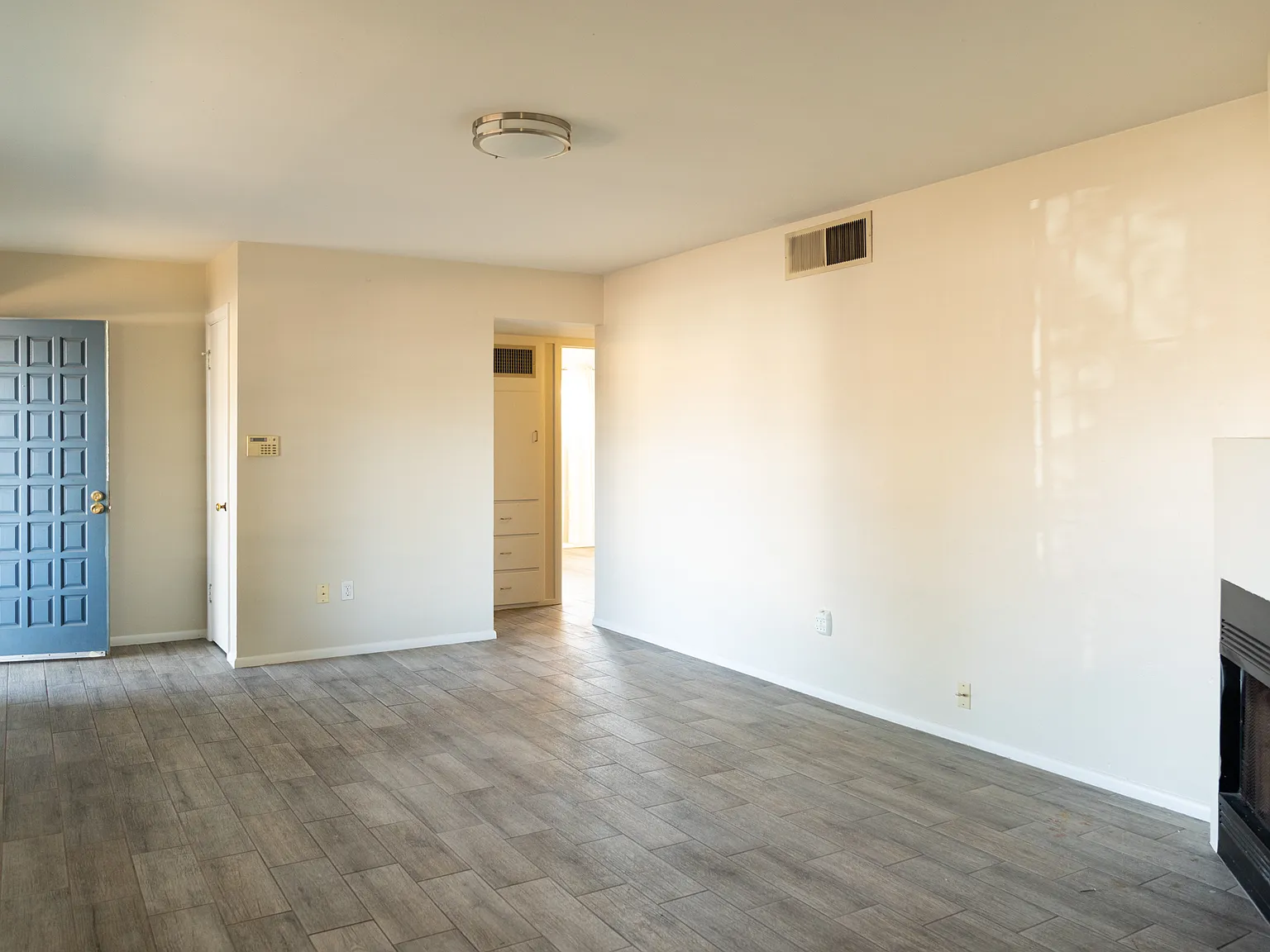 929 E San Juan Avenue — Photo 3