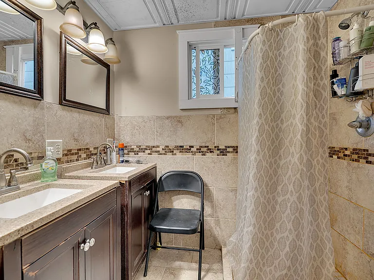 75 Montrose Ave #1 — Photo 8