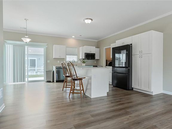 4th image of 1425 Villa Ln