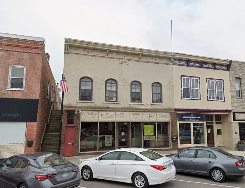 143 Main St W #1/2