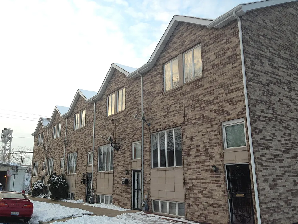 334 W 32nd St