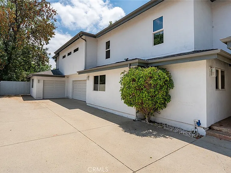 22904 Calvert St — Photo 8