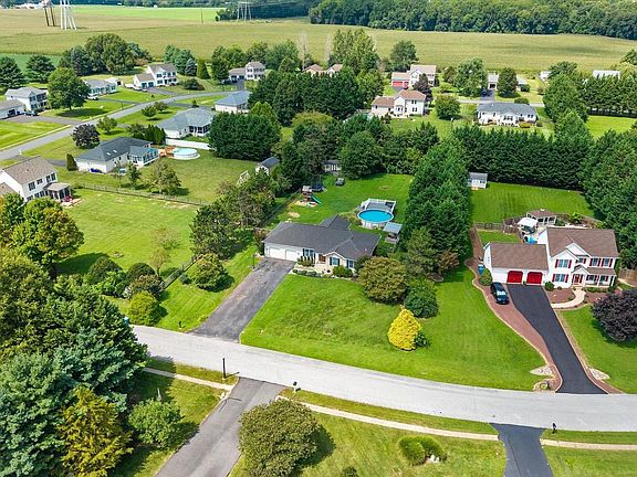 3rd image of 105 Lynn Cir