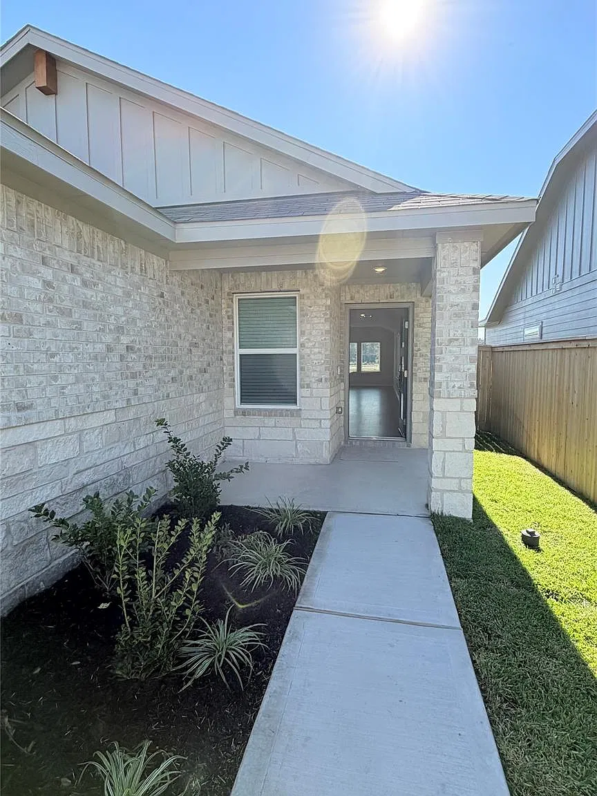 4 bed, 2.0 bath, 1557 sqft, $1,950 — Photo 3