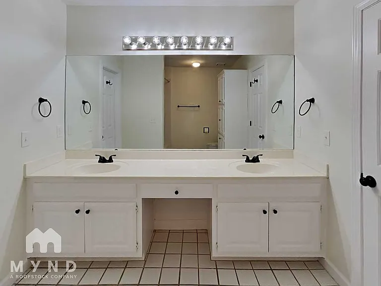 4601 Lake Village Dr — Photo 18