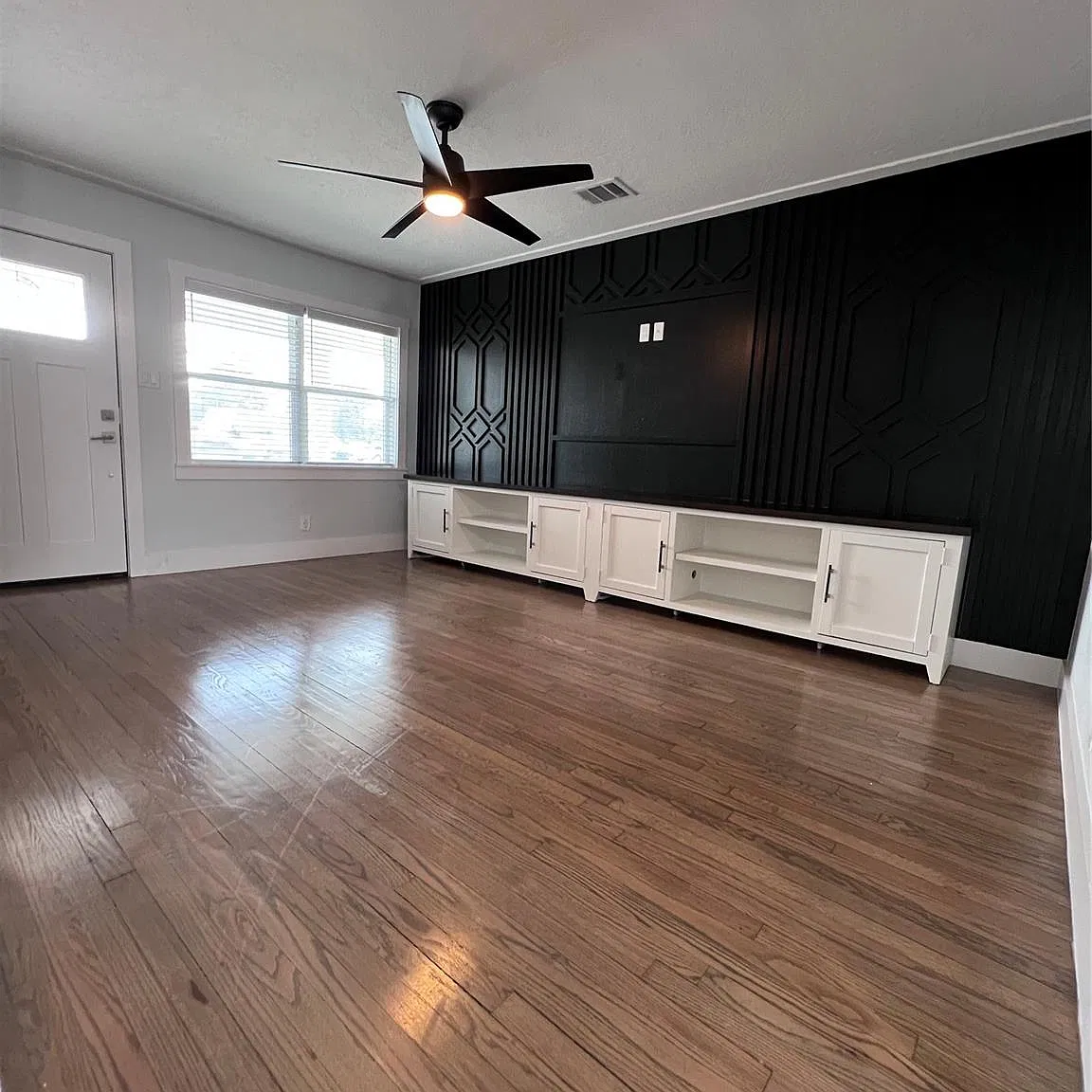 3 bed, 1.0 bath, 927 sqft, $1,800 — Photo 2