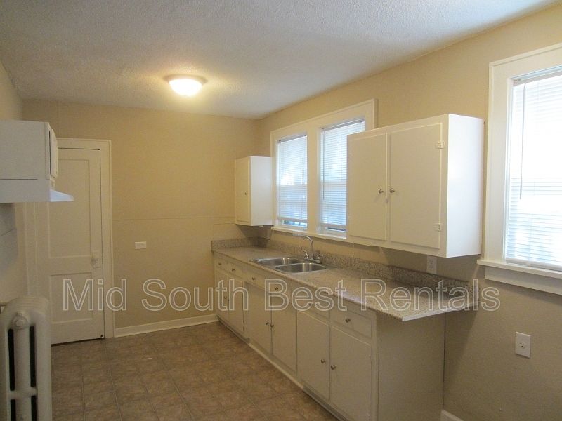 2nd image of 914 Dickinson St