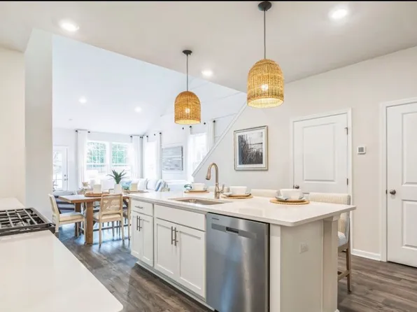 31 Victoria Gardens Sq, Neptune, NJ 07753