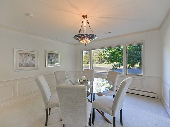 5th image of 904 W Comstock Ct