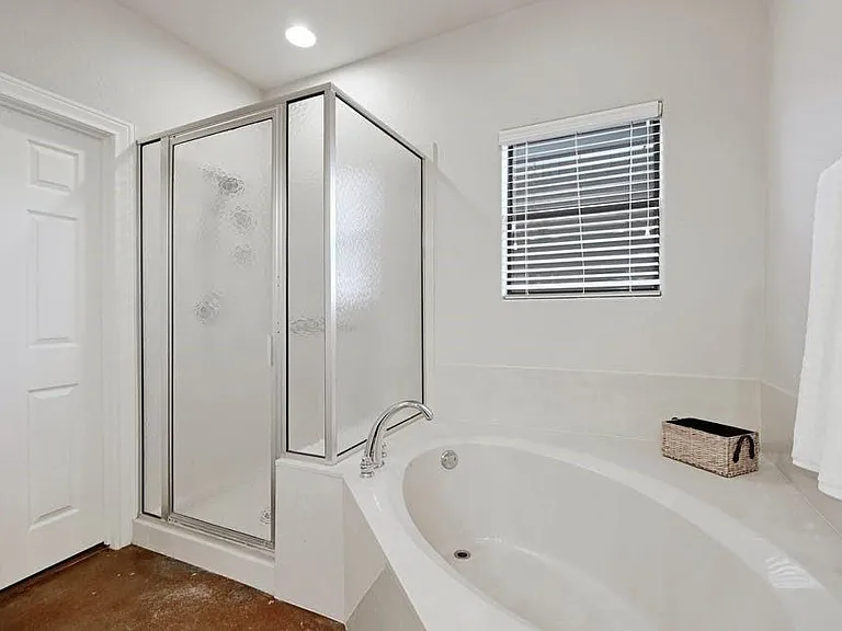 200 Oak Hollow Ln — Photo 23