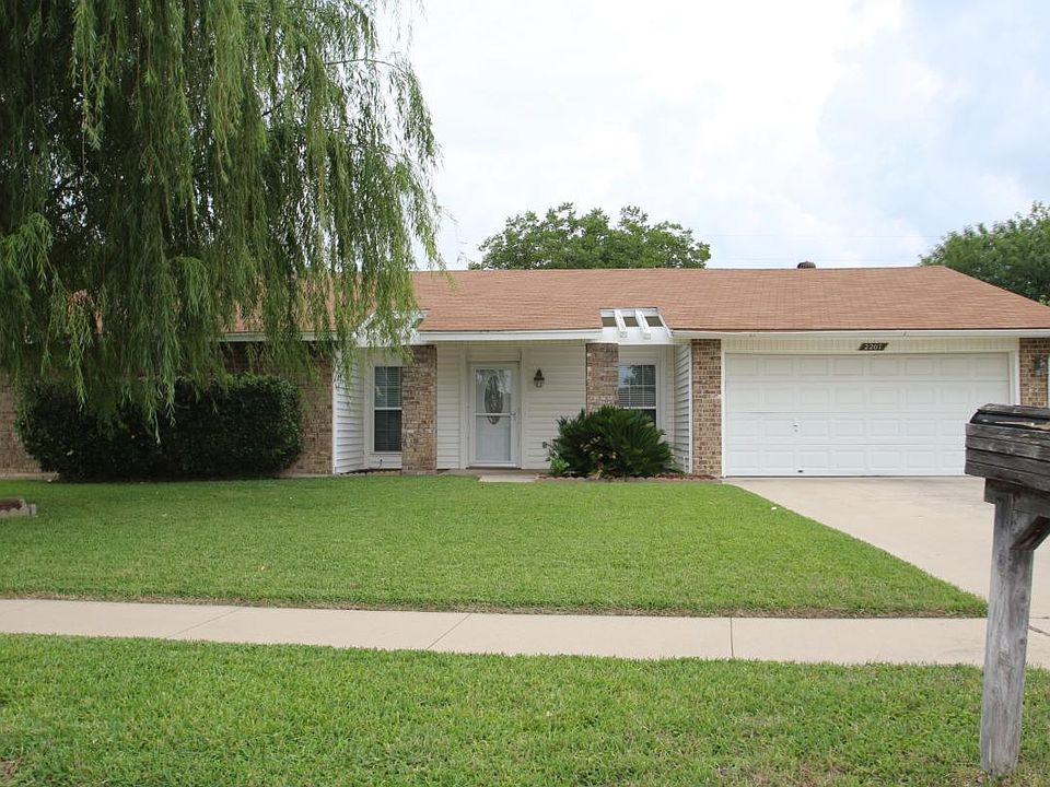1st image of 2207 Lily Dr