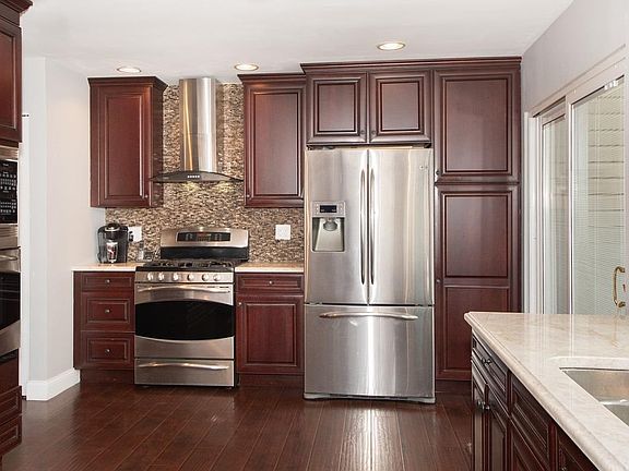 4th image of 10118 Hilltop Dr