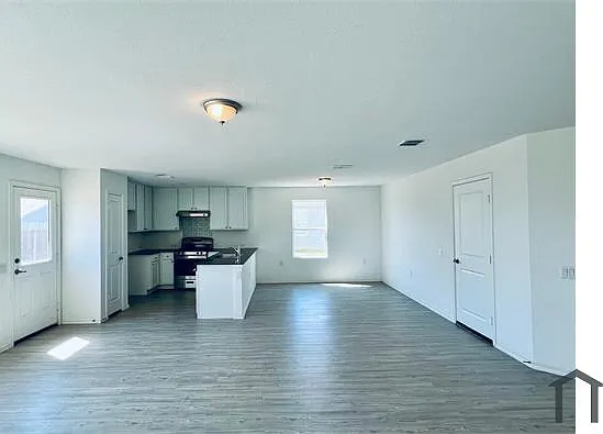 4 bed, 1952 sqft, $2,200 — Photo 3