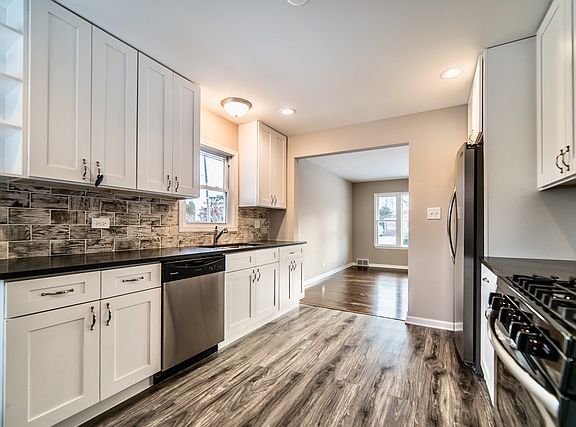 5th image of 418 Buckthorne Ln