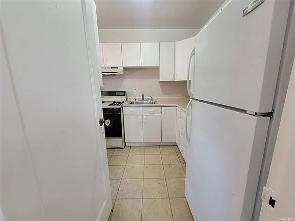 5th image of 112-24 Northern Blvd APT 3D