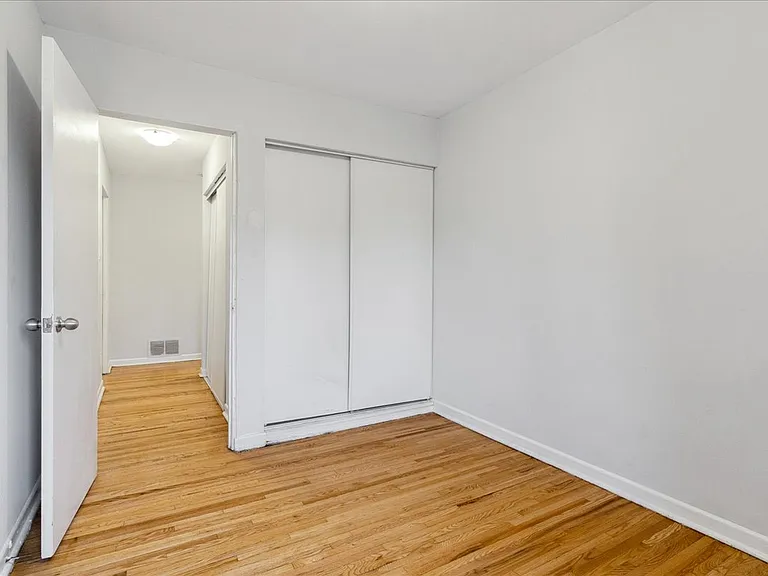 1560 Bloor St — Photo 8