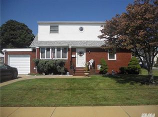 2 Seaton St, Massapequa, NY 11758