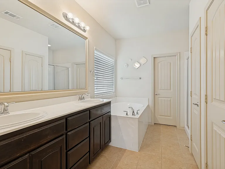 540 Vidalia Ct — Photo 16