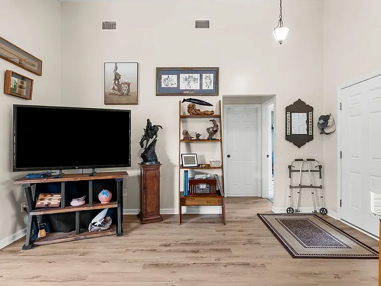 2624 Avondale Ct — Photo 5
