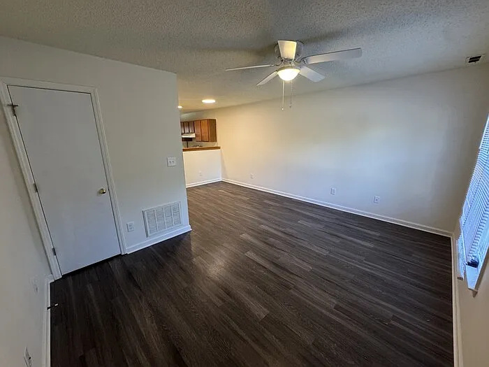 2 bed, 1.5 bath, 920 sqft, $1,200 — Photo 2
