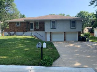 208 SE Mount Vernon Dr, Blue Springs, MO 64014