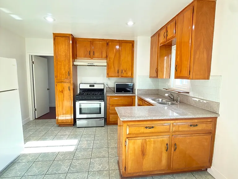 3756 1/2 E 6th St #3756-1/2 — Photo 2
