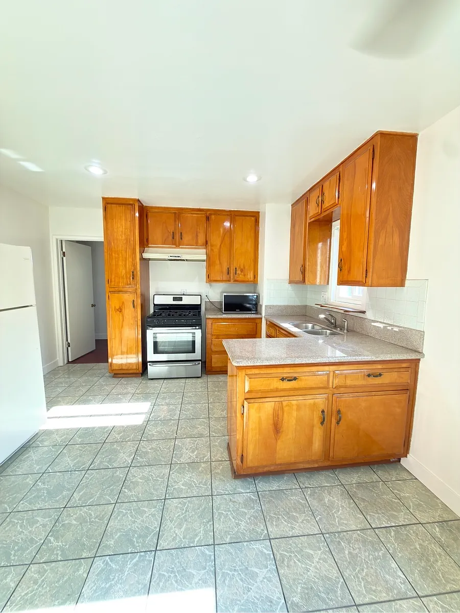 Building Photo - 3756 1/2 E 6th St #3756-1/2