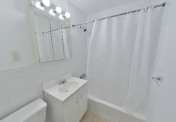 4th image of 114 E 40th St APT 2A