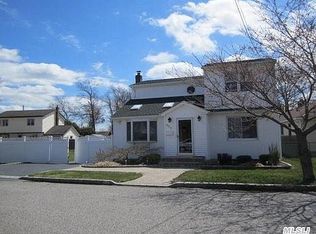 405 Muncy St, Lindenhurst, NY 11757