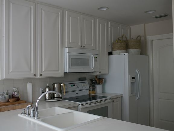 5th image of 132 Day Lily Dr