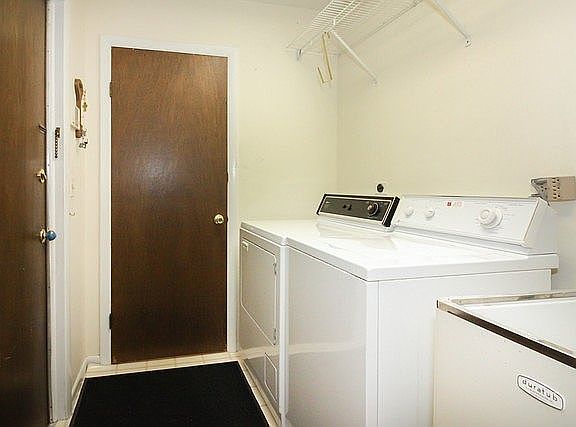 4th image of 2118 E Robinhood Ln