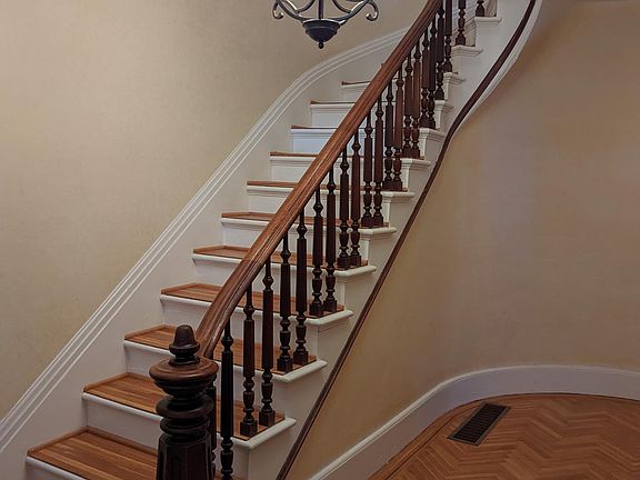 2nd image of 122 Cuyler St APT 1