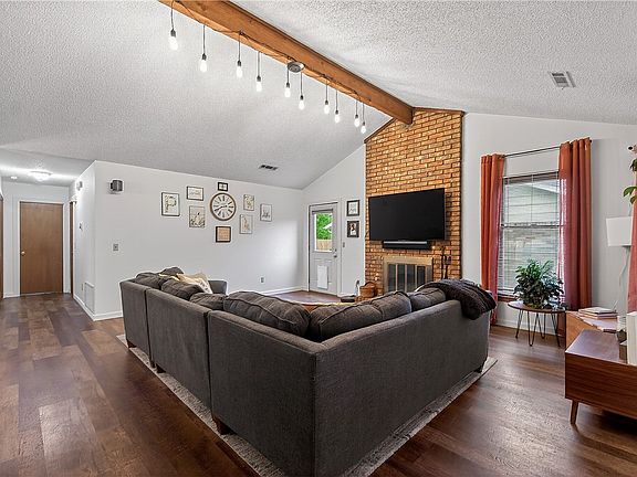 3rd image of 909 W Linden St