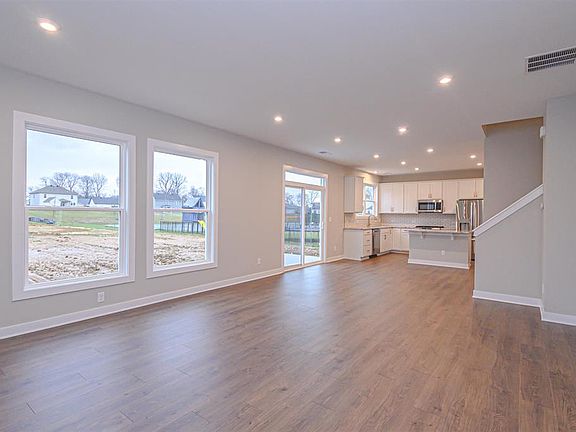 3rd image of 1081 Quartz Dr