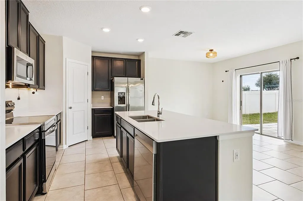 3 bed, 2.0 bath, 1677 sqft, $2,500 — Photo 4