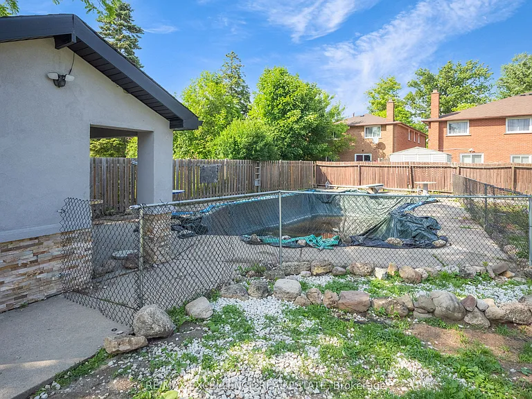 166 McLaughlin Rd S — Photo 38