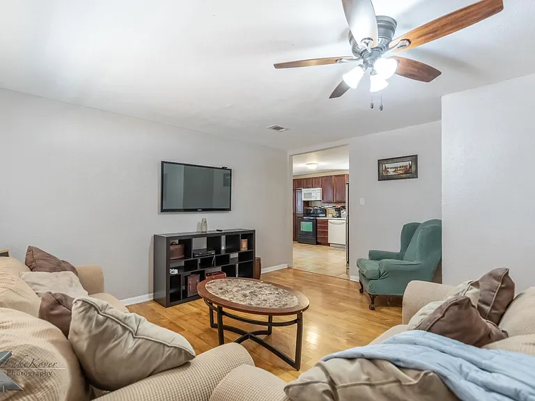 833 Westview Dr — Photo 8