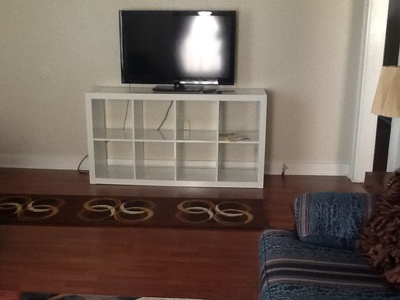 LR, 32" TV