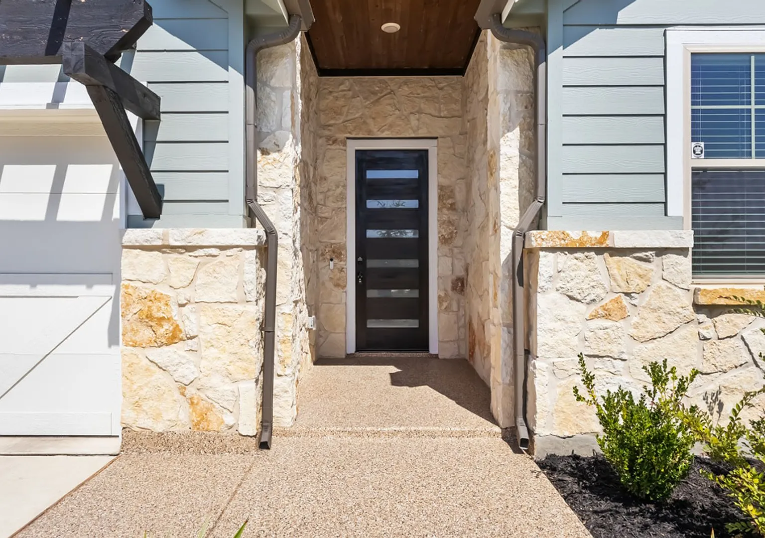 Stunning Single-Story 5-Bedroom Home in The Crossvine! — Photo 3