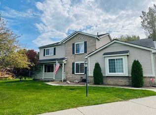 1029 Knollside Ct, Lake Orion, MI 48362