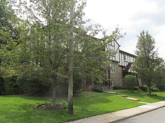 2nd image of 2 Canterbury Ln