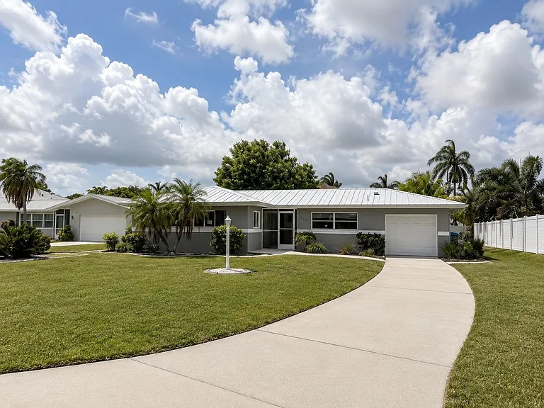912 Dolphin Dr — Photo 1