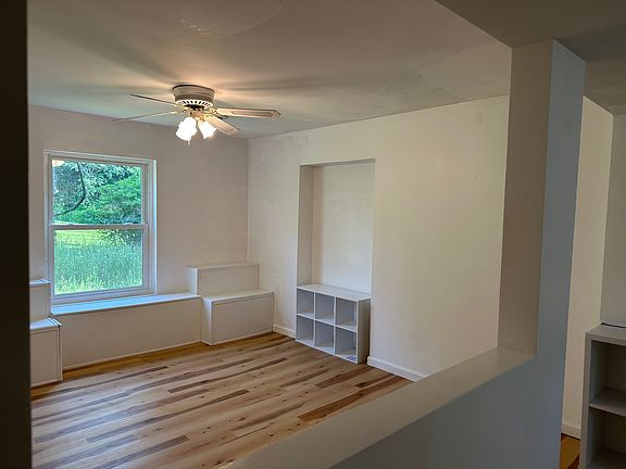4th image of 9 Oak Hill Ln