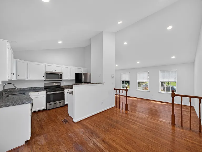 8 Worthington Ct — Photo 15