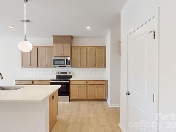5th image of 397 Hendley Dr