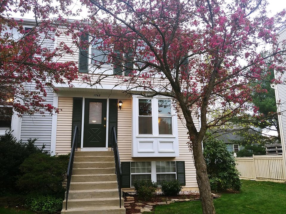 WELCOME HOME. OPEN HOUSE SATURDAY 3/1, 12-3 PM